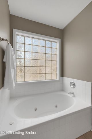 9502 Hunters Trail Ct, Louisville, KY 40228