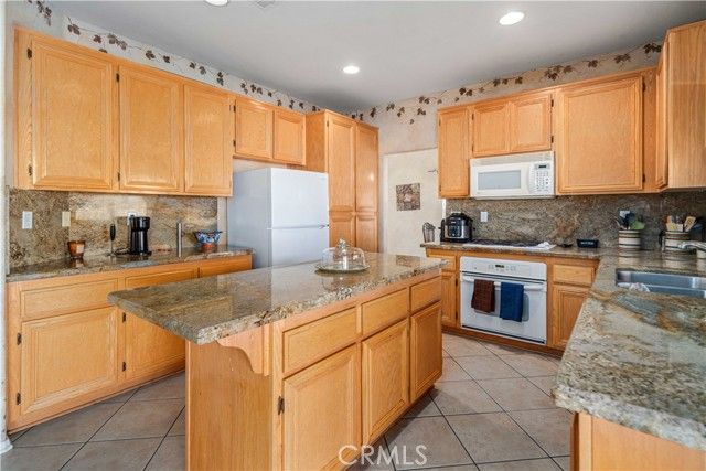 2111 Janet Dr, Lancaster, CA 93536