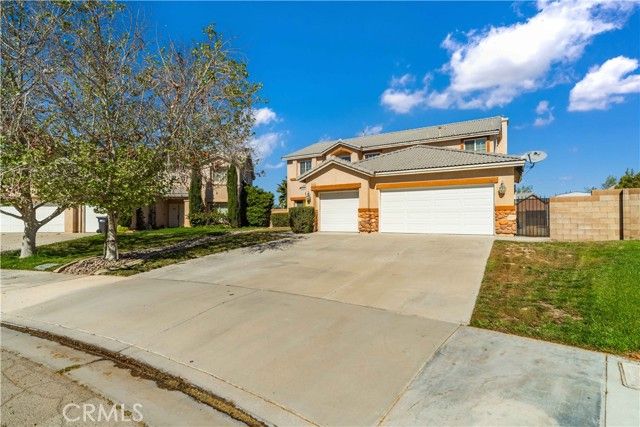 2111 Janet Dr, Lancaster, CA 93536