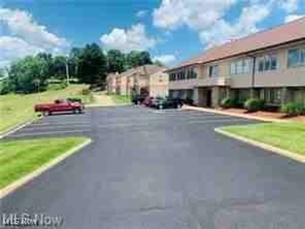 51461 Jennifer Ln 100, St Clairsville, OH 43950