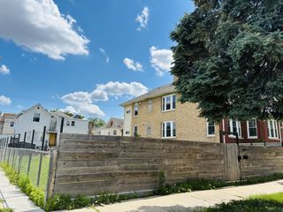 4925 W Warwick Avenue, Chicago, IL 60641
