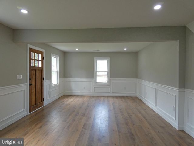 105 E DEL A VUE AVE, Carneys Point, NJ 08069