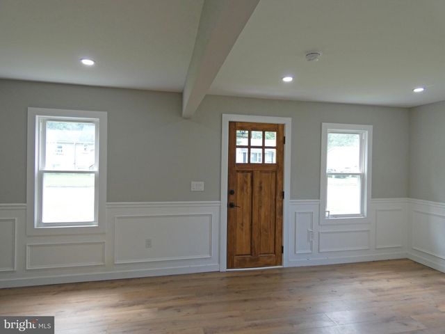 105 E DEL A VUE AVE, Carneys Point, NJ 08069