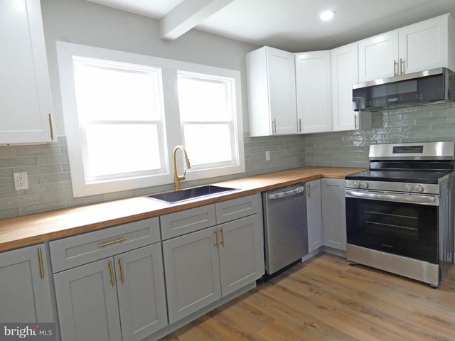 105 E DEL A VUE AVE, Carneys Point, NJ 08069