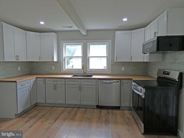 105 E DEL A VUE AVE, Carneys Point, NJ 08069