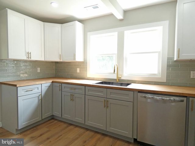105 E DEL A VUE AVE, Carneys Point, NJ 08069