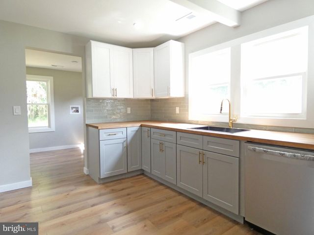 105 E DEL A VUE AVE, Carneys Point, NJ 08069