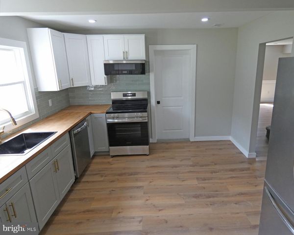 105 E DEL A VUE AVE, Carneys Point, NJ 08069