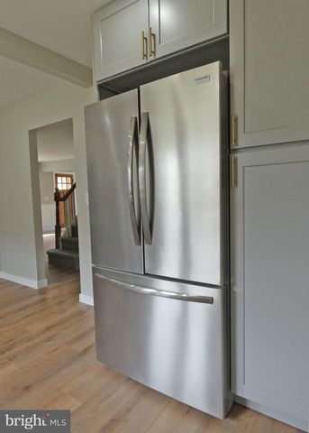 105 E DEL A VUE AVE, Carneys Point, NJ 08069
