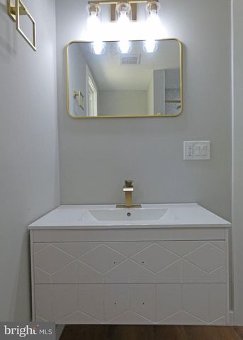 105 E DEL A VUE AVE, Carneys Point, NJ 08069