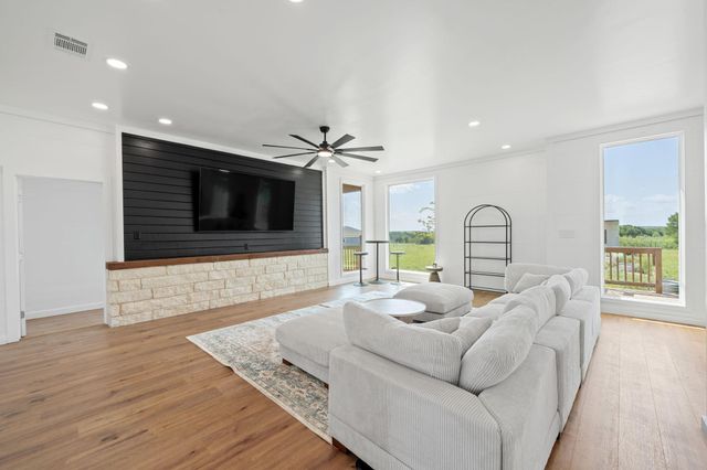 111 STARLIGHT PATH PATH, Red Rock, TX 78662