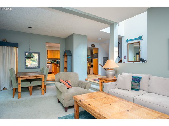 10585 Se FAIRWAY Dr, Happy Valley, OR 97086