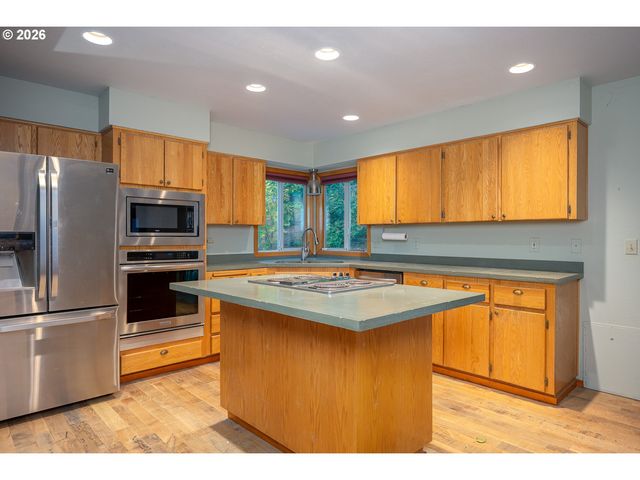 10585 Se FAIRWAY Dr, Happy Valley, OR 97086