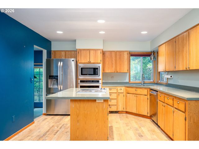 10585 Se FAIRWAY Dr, Happy Valley, OR 97086