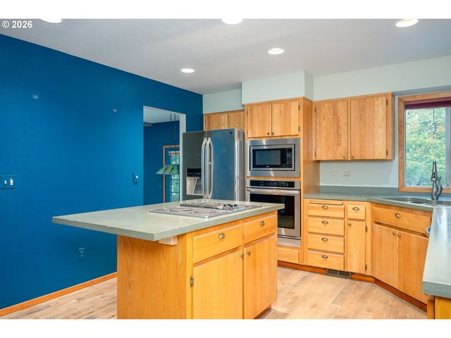 10585 Se FAIRWAY Dr, Happy Valley, OR 97086