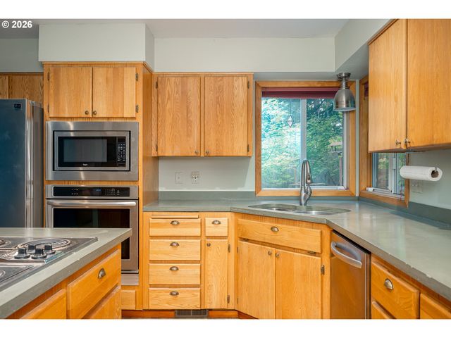 10585 Se FAIRWAY Dr, Happy Valley, OR 97086