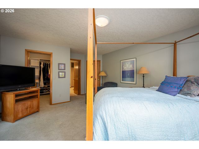 10585 Se FAIRWAY Dr, Happy Valley, OR 97086