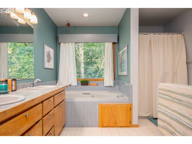 10585 Se FAIRWAY Dr, Happy Valley, OR 97086