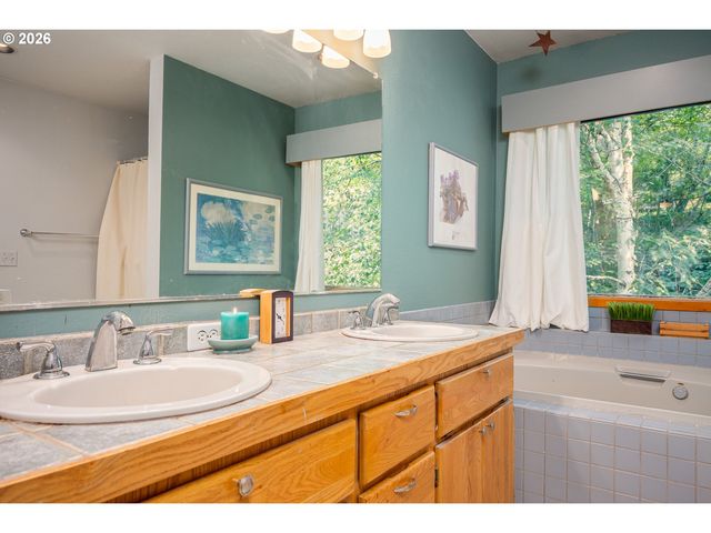 10585 Se FAIRWAY Dr, Happy Valley, OR 97086