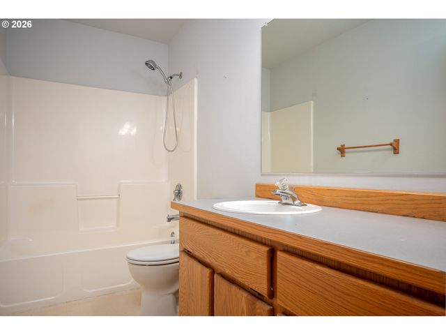 10585 Se FAIRWAY Dr, Happy Valley, OR 97086