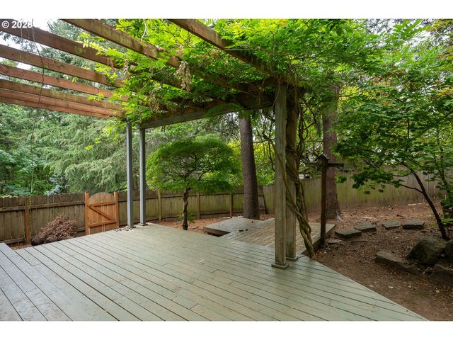 10585 Se FAIRWAY Dr, Happy Valley, OR 97086