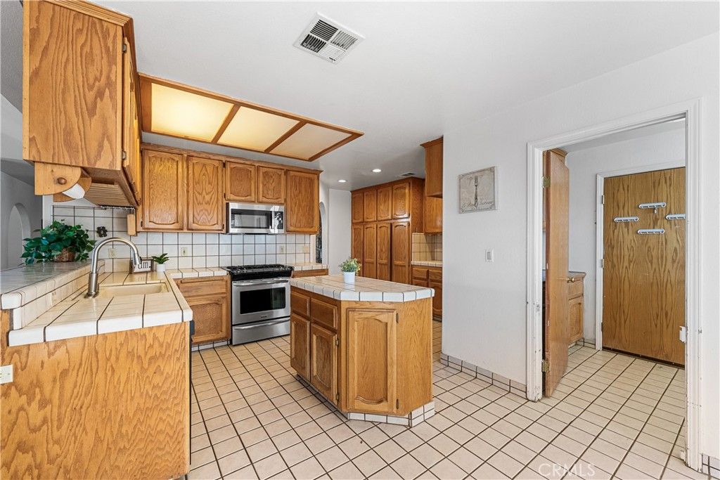 Image 22 of property listing at 9948 Irene, California City, CA 93505