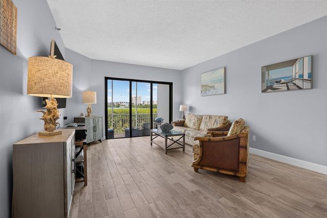 200 Waterway Road 104, Tequesta, FL 33469