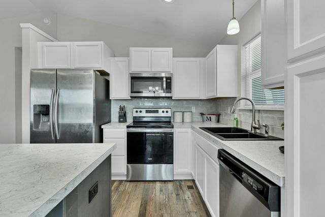 822 S Cattail Cir, Haysville, KS 67060
