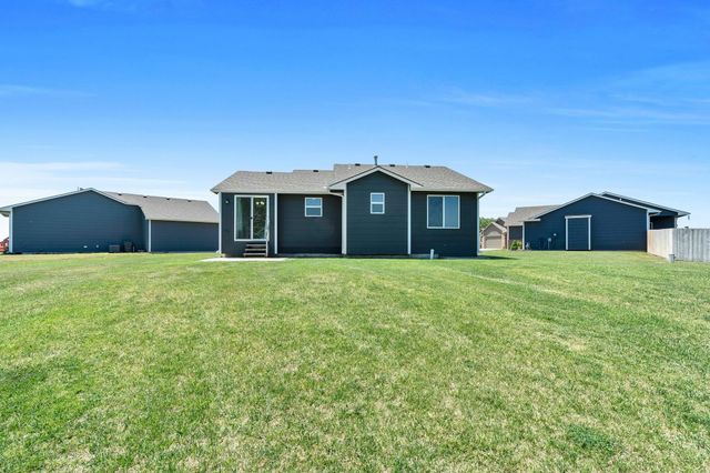 822 S Cattail Cir, Haysville, KS 67060