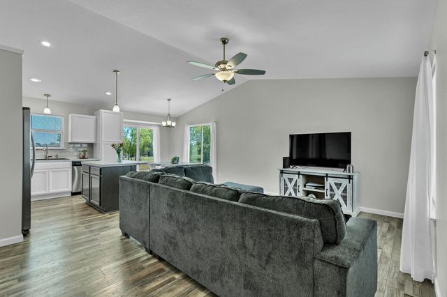 822 S Cattail Cir, Haysville, KS 67060