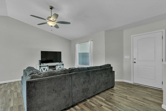 822 S Cattail Cir, Haysville, KS 67060