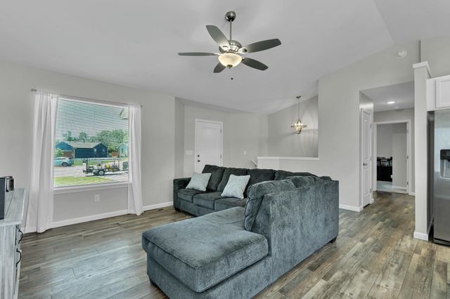 822 S Cattail Cir, Haysville, KS 67060