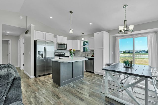 822 S Cattail Cir, Haysville, KS 67060
