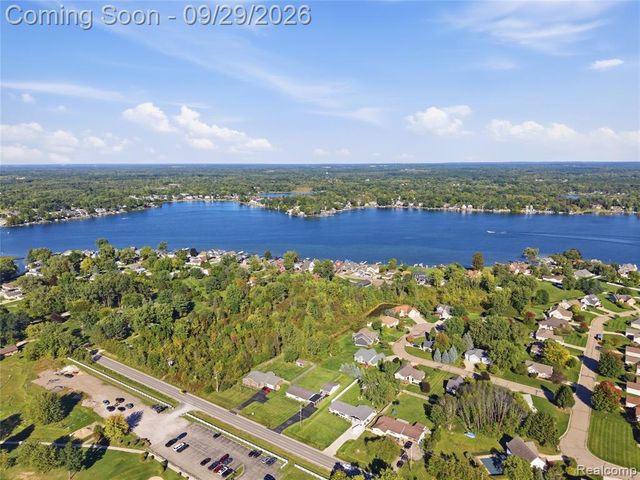12293 Torrey Road, Fenton, MI 48430