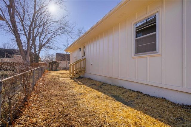 1001 E Piatt Lane, Olathe, KS 66061