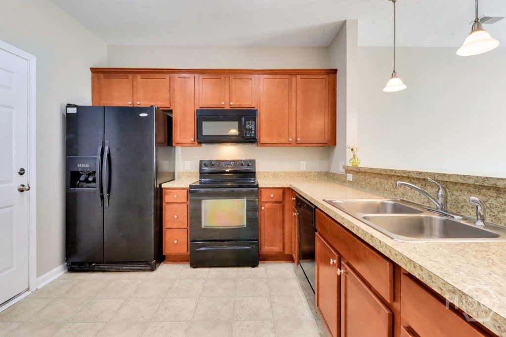 Image 10 of property listing at 65 Canyon Oak Loop, Richmond Hill, GA 31324