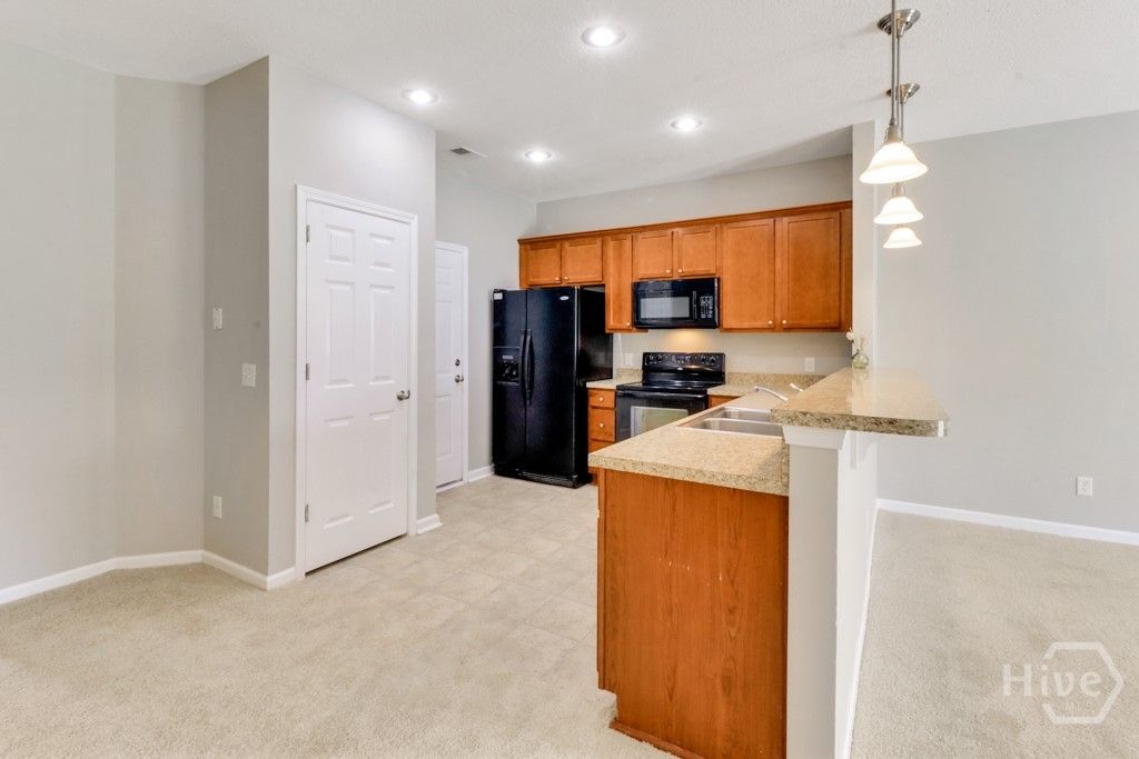 Image 13 of property listing at 65 Canyon Oak Loop, Richmond Hill, GA 31324