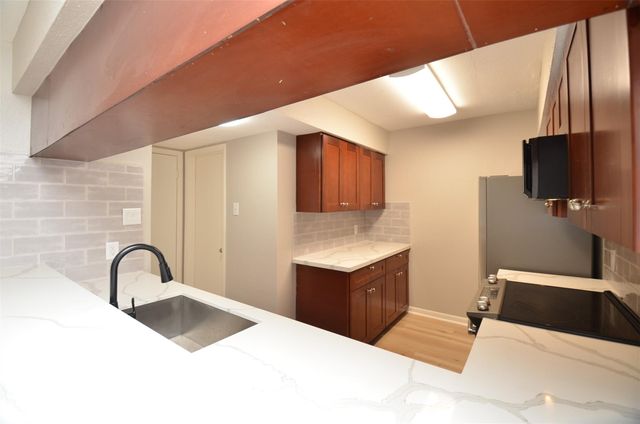 76 W Park West Drive, Houston, TX 77072