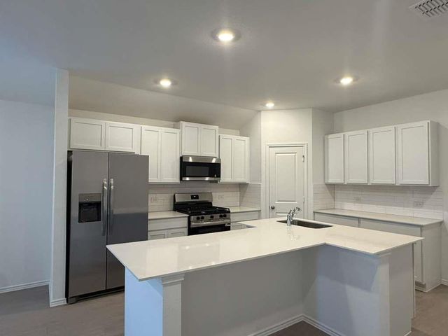 591 Sormonne LOOP, Kyle, TX 78640