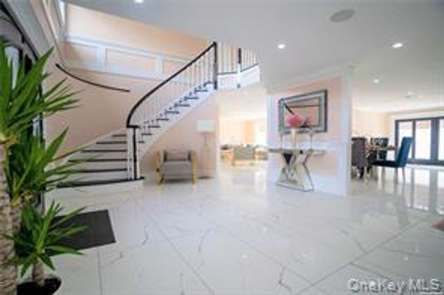 18 Helene Avenue, Merrick, NY 11566