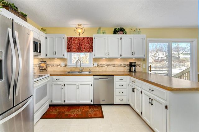 2020 E Cherokee Place, Olathe, KS 66062