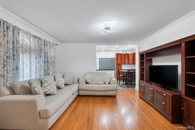 10530 Van Wyck Expressway, Richmond Hill S., NY 11419