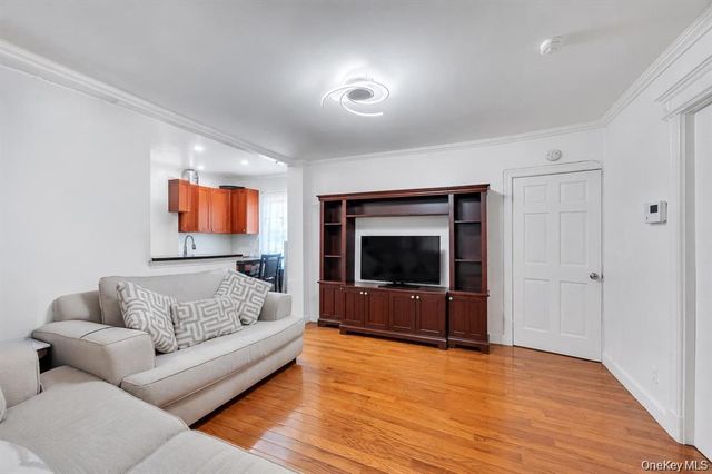 10530 Van Wyck Expressway, Richmond Hill S., NY 11419