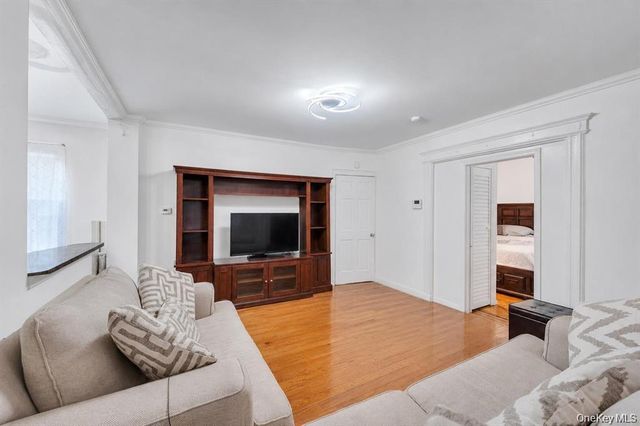 10530 Van Wyck Expressway, Richmond Hill S., NY 11419