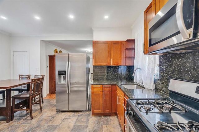 10530 Van Wyck Expressway, Richmond Hill S., NY 11419