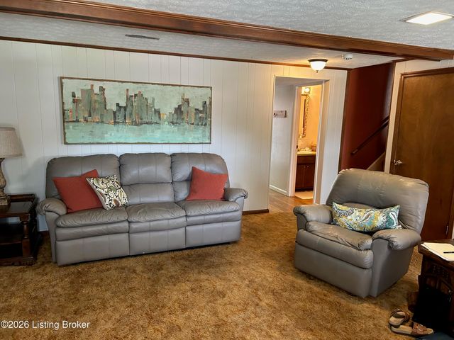 7611 Cedar Hollow Dr, Louisville, KY 40291