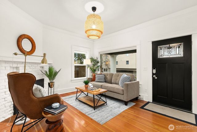 4207 SW Manning St, Seattle, WA 98116