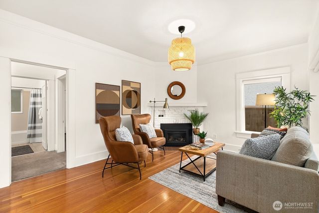 4207 SW Manning St, Seattle, WA 98116