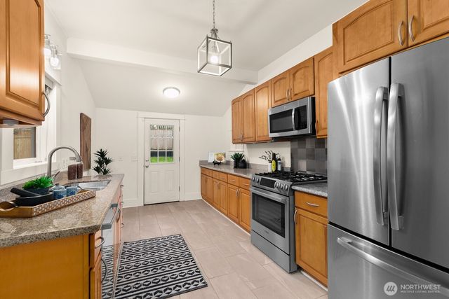 4207 SW Manning St, Seattle, WA 98116