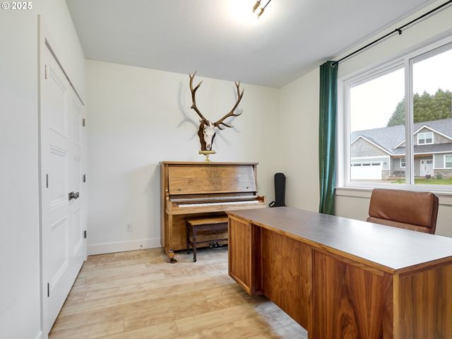 833 HAWK Dr, Silverton, OR 97381